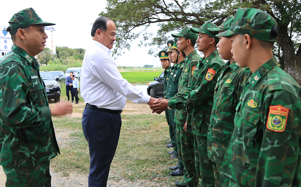 Chủ tịch UBND tỉnh An Giang Nguyễn Thanh Bình thăm nhiều đơn vị quân đội, người dân tại TP. Châu Đốc